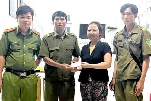 Người phụ nữ vui mừng nhận lại 2 chỉ vàng là tiền đóng học cho con bị đánh rơi