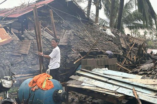 Siêu bão Manyi 'nhổ' gốc cây cối, xô đổ nhà cửa ở Phillipines