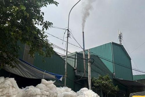 Ô nhiễm không khí từ làng nghề tái chế nhựa