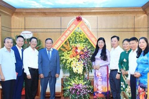 Đồng chí Nguyễn Văn Phong thăm, chúc mừng Ủy ban MTTQ Việt Nam thành phố Hà Nội