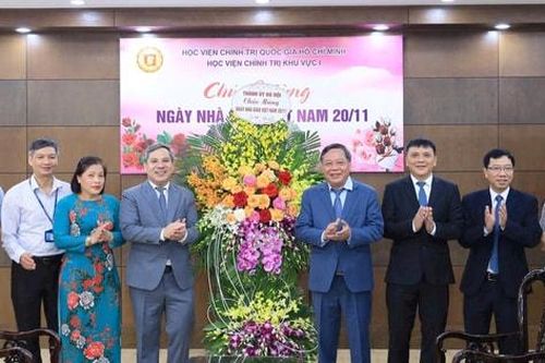 Phó Bí thư Thường trực Thành ủy Nguyễn Văn Phong chúc mừng Học viện Chính trị khu vực I