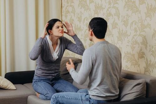 Biết tin chị dâu cũ bị ung thư, tôi ngỏ ý muốn anh trai giúp đỡ chị, ngờ đâu anh đập bàn, thốt một câu đầy hận thù