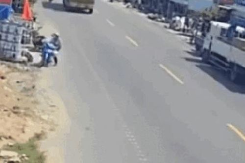 Xe máy nghiêng đổ khiến người điều khiển ngã ra đường, bị xe phía sau lao tới tông trúng