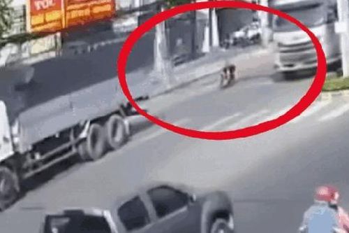 Tạt đầu xe tải tại nút giao, bé trai đi xe đạp điện tử vong thương tâm