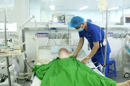 Bác sĩ chạy sang hàng xóm cứu bé 7 tuổi ngừng tuần hoàn do bị cửa cuốn kẹp cổ