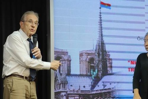 Câu chuyện của những người Thụy Sĩ cầm cờ Việt Nam treo lên nóc Nhà thờ Đức Bà Paris