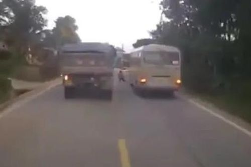 Băng qua đường, bé gái 5 tuổi bị xe tải tông tử vong