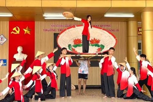 Tưng bừng các hội diễn văn nghệ chào mừng kỉ niệm 42 năm ngày Nhà giáo Việt Nam
