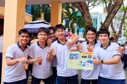 Teen trổ tài trang trí báo tường, gian hàng ẩm thực mừng ngày Nhà giáo Việt Nam