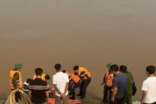 Vụ 5 học sinh đuối nước: Lớp học trống 5 chỗ ngồi, phụ huynh ngóng tin con