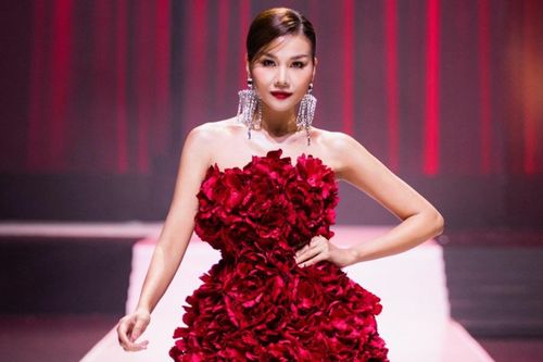 Thanh Hằng mặc váy hoa lụa nặng 20kg, tỏa sáng trong show diễn Elise tại Hà Nội