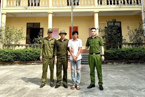 Gã đàn ông 'tiện tay'... cất hộ chiếc điện thoại để quên ở hốc xe máy