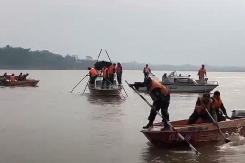 Toàn cảnh tìm kiếm 5 học sinh mất tích khi tắm sông ở Phú Thọ