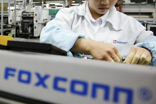 Hãng lắp iPhone bỏ quy định gây tranh cãi với công nhân nữ