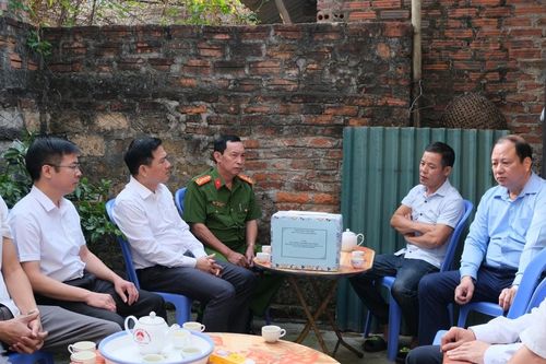 Thăm hỏi gia đình các nạn nhân hoàn cảnh khó khăn do tai nạn giao thông