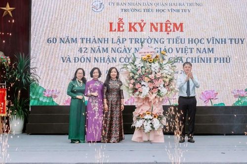 Quận Hai Bà Trưng:Trường Tiểu học Vĩnh Tuy đón nhận Cờ thi đua của Chính phủ