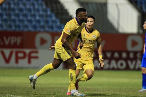 Hà Nội lỡ cơ hội bám đuổi top đầu V-League khi bị Quảng Nam cầm chân