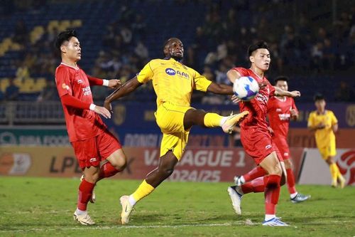 Viettel thắng '5 sao' SLNA ngay trên sân khách, vào top 3 V-League