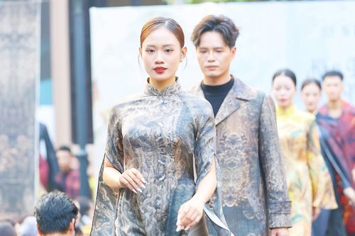 Đưa bảo vật quốc gia vào những thiết kế lụa