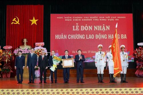 Học viện Chính trị khu vực III đón nhận Huân chương Lao động hạng Ba