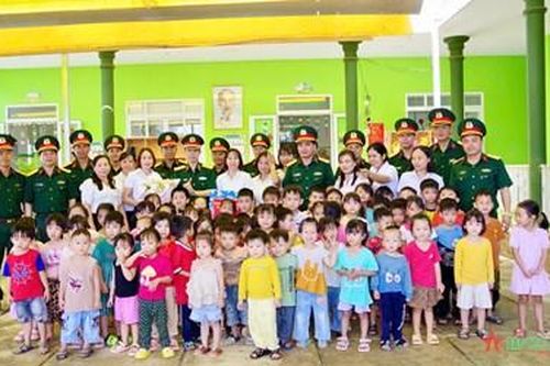 Tư lệnh Binh đoàn 16, thăm, kiểm tra, tặng quà tại địa bàn xã Đắk Ngo, huyện Tuy Đức, tỉnh Đắk Nông