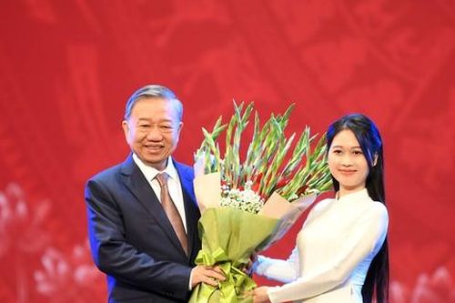 Nữ 'Sinh viên 5 tốt' đại diện thế hệ trẻ vinh dự trao hoa tặng Tổng Bí thư Tô Lâm trong sự kiện tôn vinh các nhà giáo