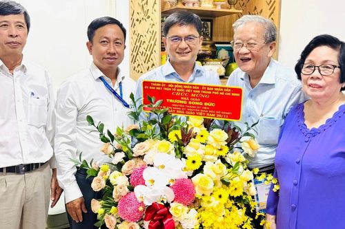 Trưởng Ban Dân vận Thành ủy TPHCM Nguyễn Mạnh Cường thăm, chúc mừng nhà giáo tiêu biểu
