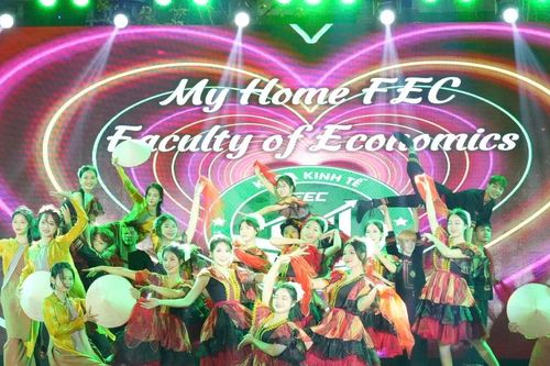Sôi động Gala 'Sóng 14' chào tân sinh viên HUNRE