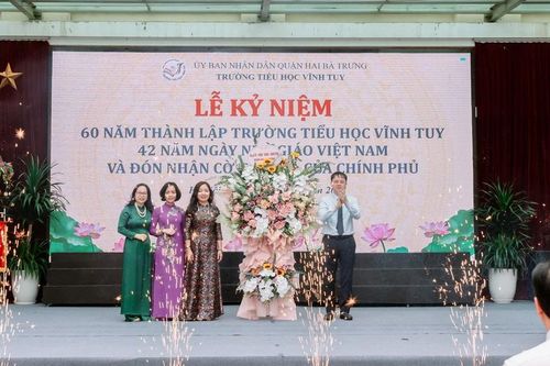 Trường Tiểu học Vĩnh Tuy đón nhận Cờ thi đua của Chính phủ