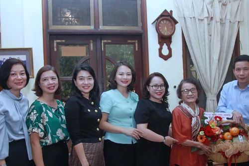 Lãnh đạo quận Hoàn Kiếm, Hà Nội thăm hỏi, tri ân nhà giáo