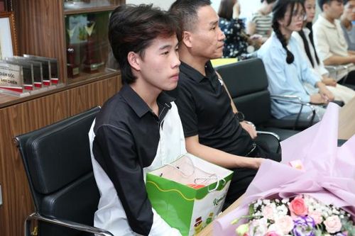 Hành trang đi tìm 'con chữ' của cậu bé H'mông: 50.000 đồng tiêu trong 3 tháng
