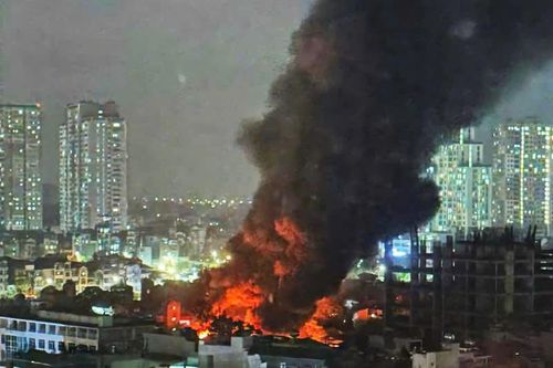 Cháy lớn tại kho hàng trên phố Định Công, thiệt hại hàng tỷ đồng