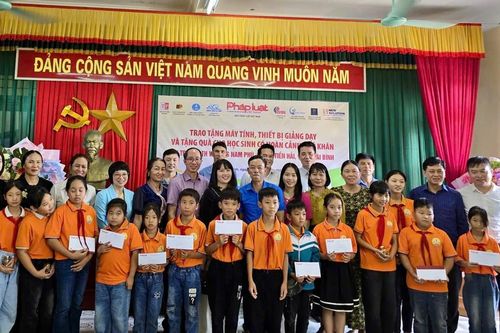 Trao tặng máy tính, thiết bị giảng dạy và tặng quà cho học sinh có hoàn cảnh khó khăn tại Thái Bình