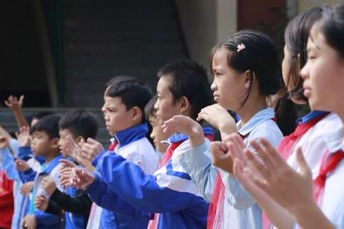 Những em bé Làng Nủ đến trường trong niềm vui mới