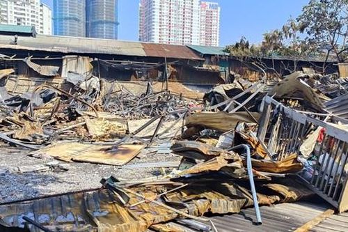 Hà Nội: Cảnh hoang tàn tại kho đồ chơi trẻ em rộng hàng trăm mét vuông sau vụ cháy lớn