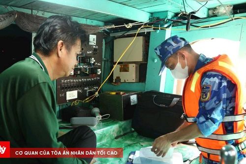 Bộ Tư lệnh Vùng Cảnh sát biển 4 bắt giữ tàu vận chuyển dầu DO trái phép