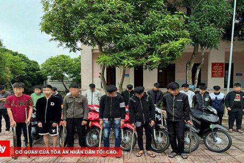 Hơn 30 đối tượng mang hung khí rượt đuổi, gây náo loạn trên đường