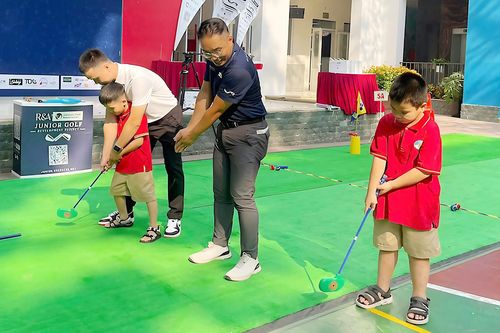 Trường tiểu học công lập đầu tiên ở Hà Nội dạy golf miễn phí