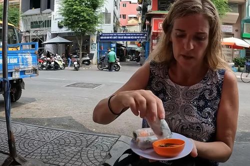 Khách Tây bất ngờ vì ăn loạt món ngon ở TPHCM chỉ tốn khoảng 100.000 đồng
