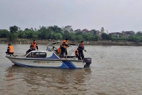 Nỗ lực tìm kiếm thi thể các em học sinh trong vụ đuối nước ở Phú Thọ