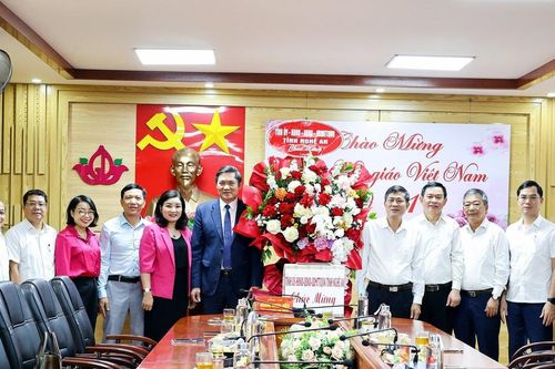 Đồng chí Hoàng Nghĩa Hiếu chúc mừng ngành Giáo dục và Hội Cựu giáo chức Nghệ An nhân dịp 20/11