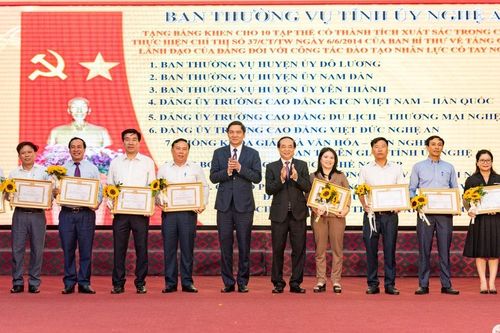 Nghệ An tuyên dương các tập thể, cá nhân trong lĩnh vực giáo dục nghề nghiệp