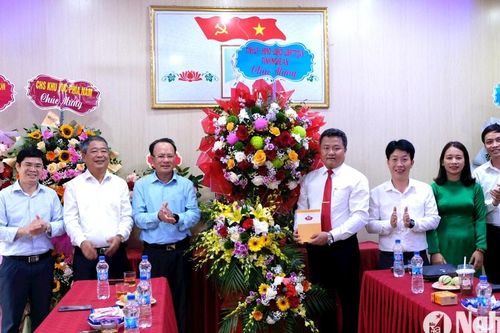 Đồng chí Nguyễn Nam Đình chúc mừng Trường THPT Thanh Chương 3 nhân ngày Nhà giáo Việt Nam 20/11