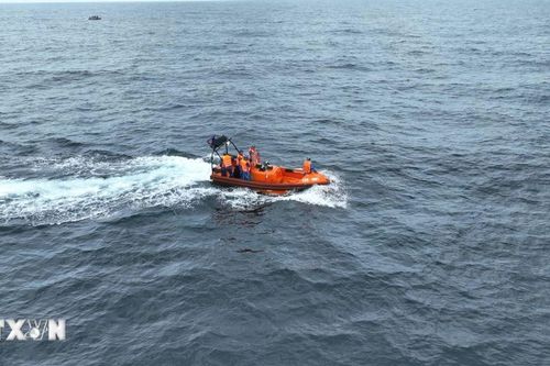 Cảnh sát biển hỗ trợ cấp cứu ngư dân bị tai nạn trên biển