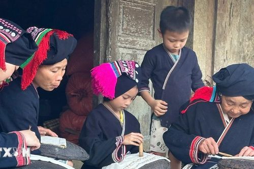 Phú Thọ: Đồng bào Dao Tiền lưu giữ nghệ thuật vẽ hoa văn bằng sáp ong trên vải