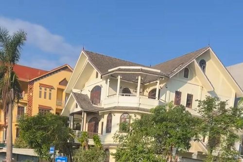 Đường phố Hạ Long ngập 'như sông' do triều cường dâng cao