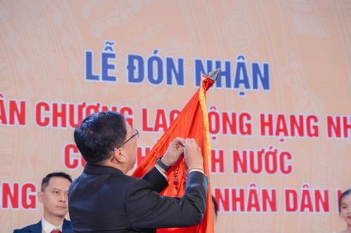 NXB Giáo dục tại Đà Nẵng nhận Huân chương Lao động hạng Nhất của Lào
