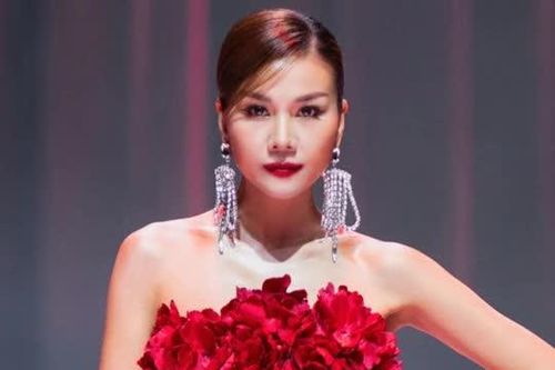 Thanh Hằng diện đầm nặng 20kg đính kết từ 1000 bông hoa đỏ rực