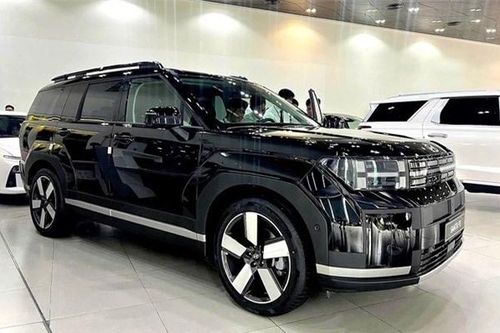 Bất chấp những luồng trái chiều về thiết kế, Hyundai Santa Fe vẫn 'chênh' giá tới 70 triệu đồng