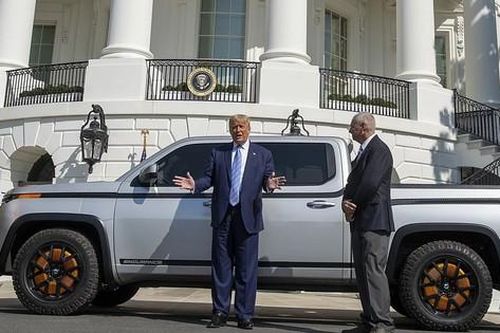 Ông Donald Trump muốn xóa bỏ ưu đãi cho xe điện